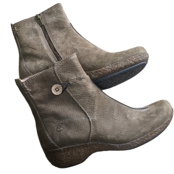 Timberland, suede, moss colored Chukka moc wedge bootie.        Sz 8.5 - Picture 1 of 9